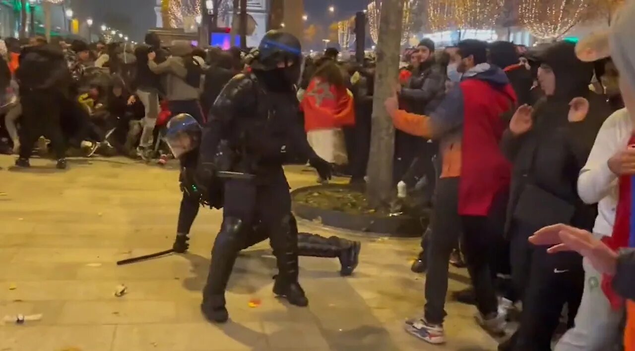Мусульмане подрались. Драка футбольных фанатов. Драки с полицией во Франции. Беспорядки мигрантов во Франции 2023.