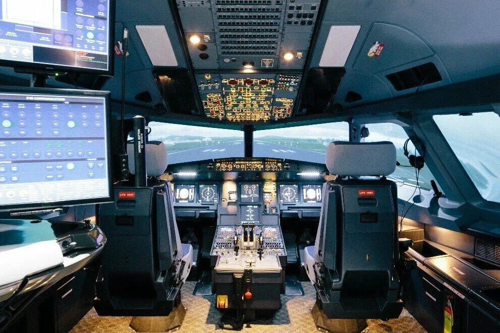 Полет на тренажере самолета. Тренажер Airbus a320. Авиатренажер Аэробус а320. Кабина пилота Аэробус а320. Кабина a320 симулятор.