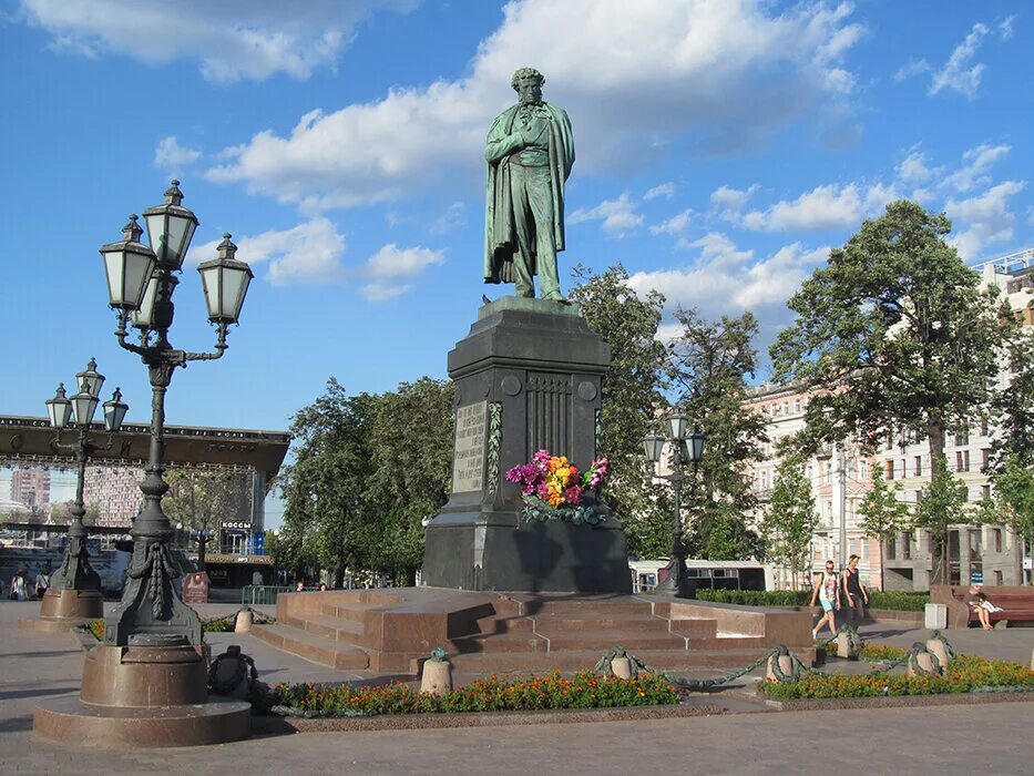 Памятник а. с. Пушкину (Москва, Пушкинская площадь). Памятник Пушкину на Пушкинской площади. Площадь Пушкина в Москве. Памятник Пушкину в Москве на Тверском бульваре.