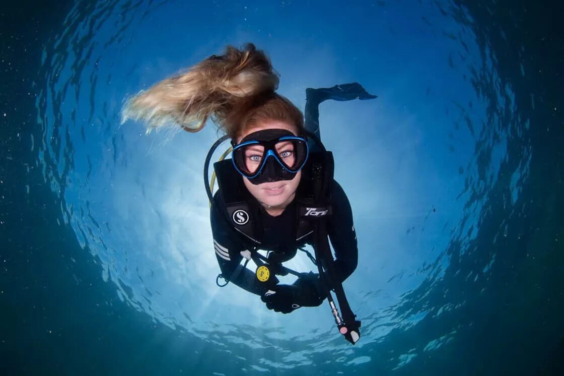 погружение с аквалангом. девушка в акваланге. дайвинг скуба герлз. эмили ример дайвинг. дайвинг девушка.