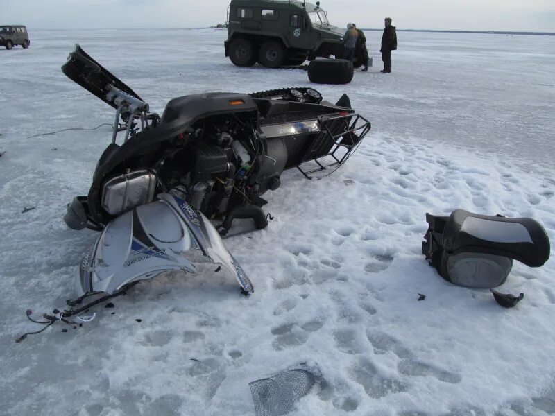 Желтый брп снегоход разбит. Снегоход перевернулся. Снегоход ночью. Перевернутый буран. Желтый брп снегоход разбит.