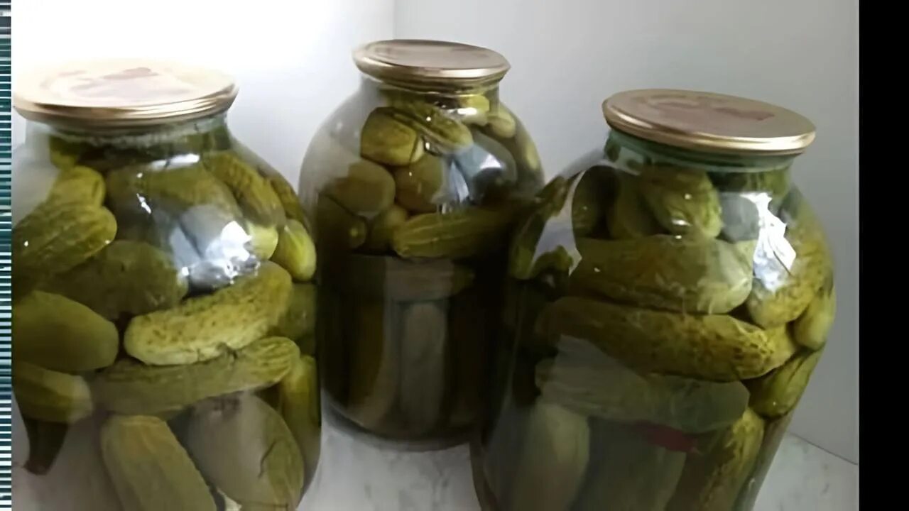 Соление огурцов на зиму в банках трехлитровых. Маринованные огурцы на зиму. огурцы маринованные на 3л банку. огурцы в пол литровые банки. огурцы в литровую банку.
