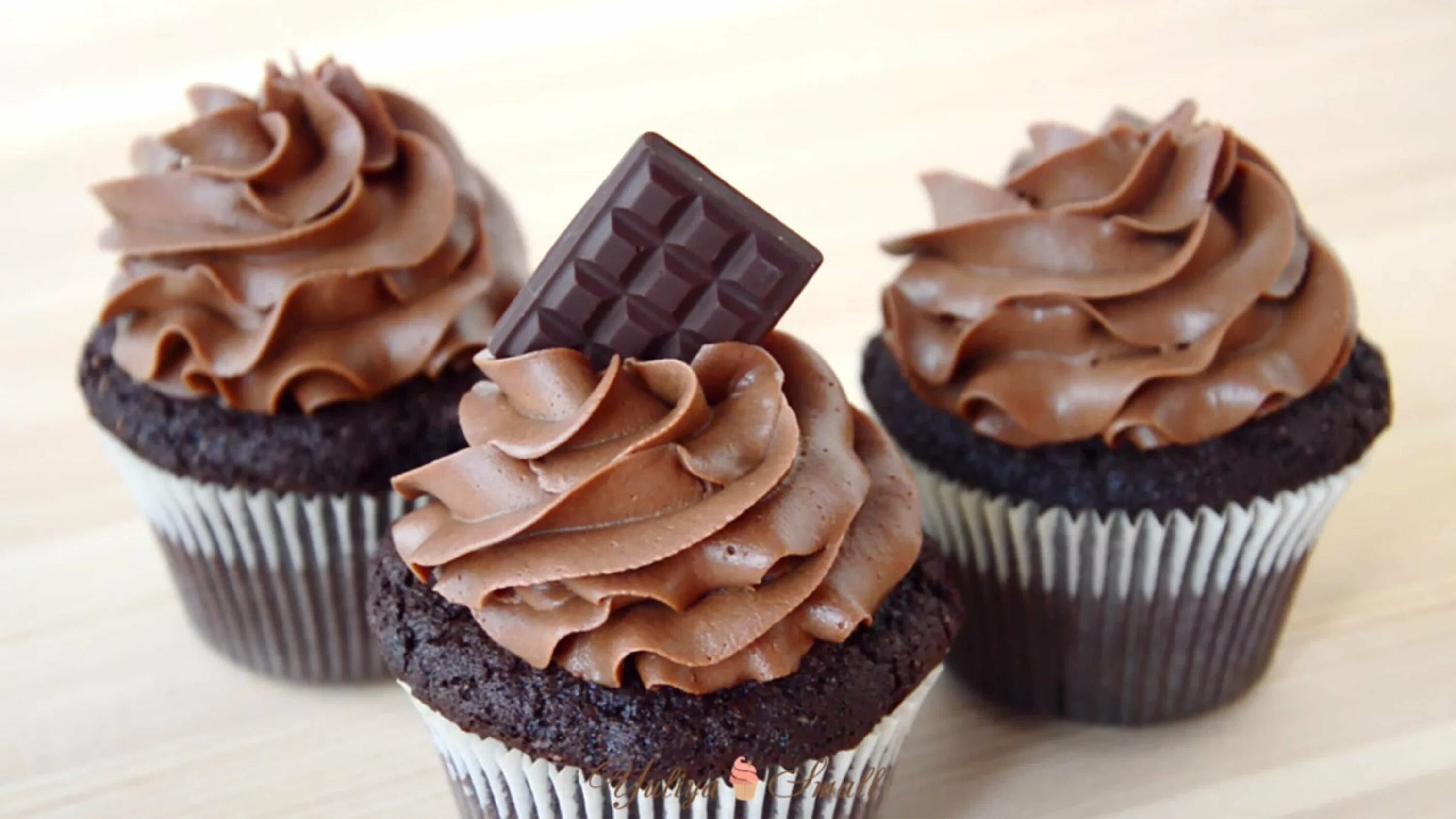 шоколадные пирожные. ганаш для капкейков. шоколадный капкейк с кремом ганаш. ганаш для капкейков. шоколадный капкейк с кремом ганаш.
