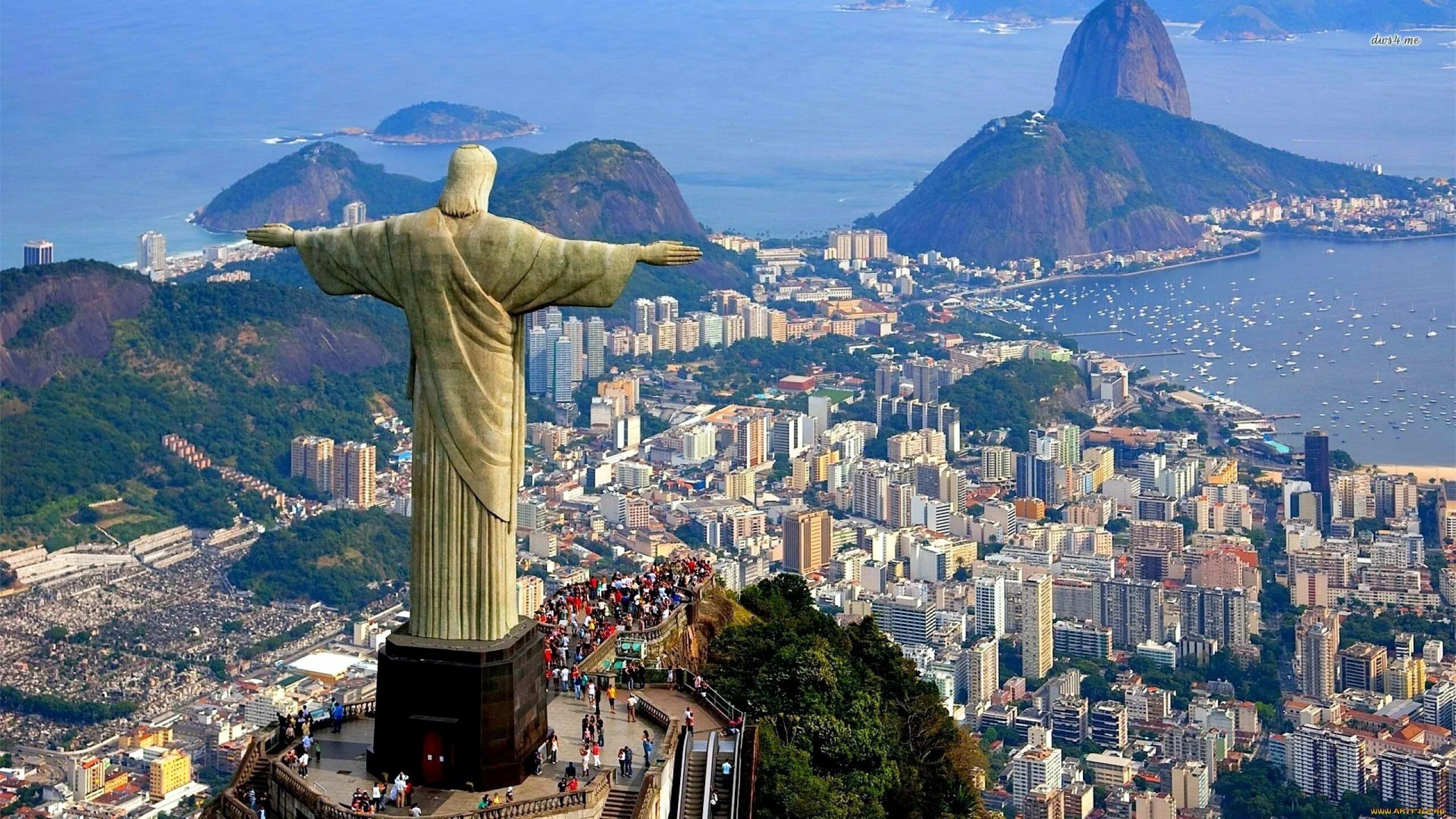Бразилия самый красивый. Статуя Христа в Рио-де-Жанейро. Статуя Христа-Искупителя Рио-де-Жанейро. Бразилия Рио де Жанейро. Статуя Христа Искупителя Аргентина.