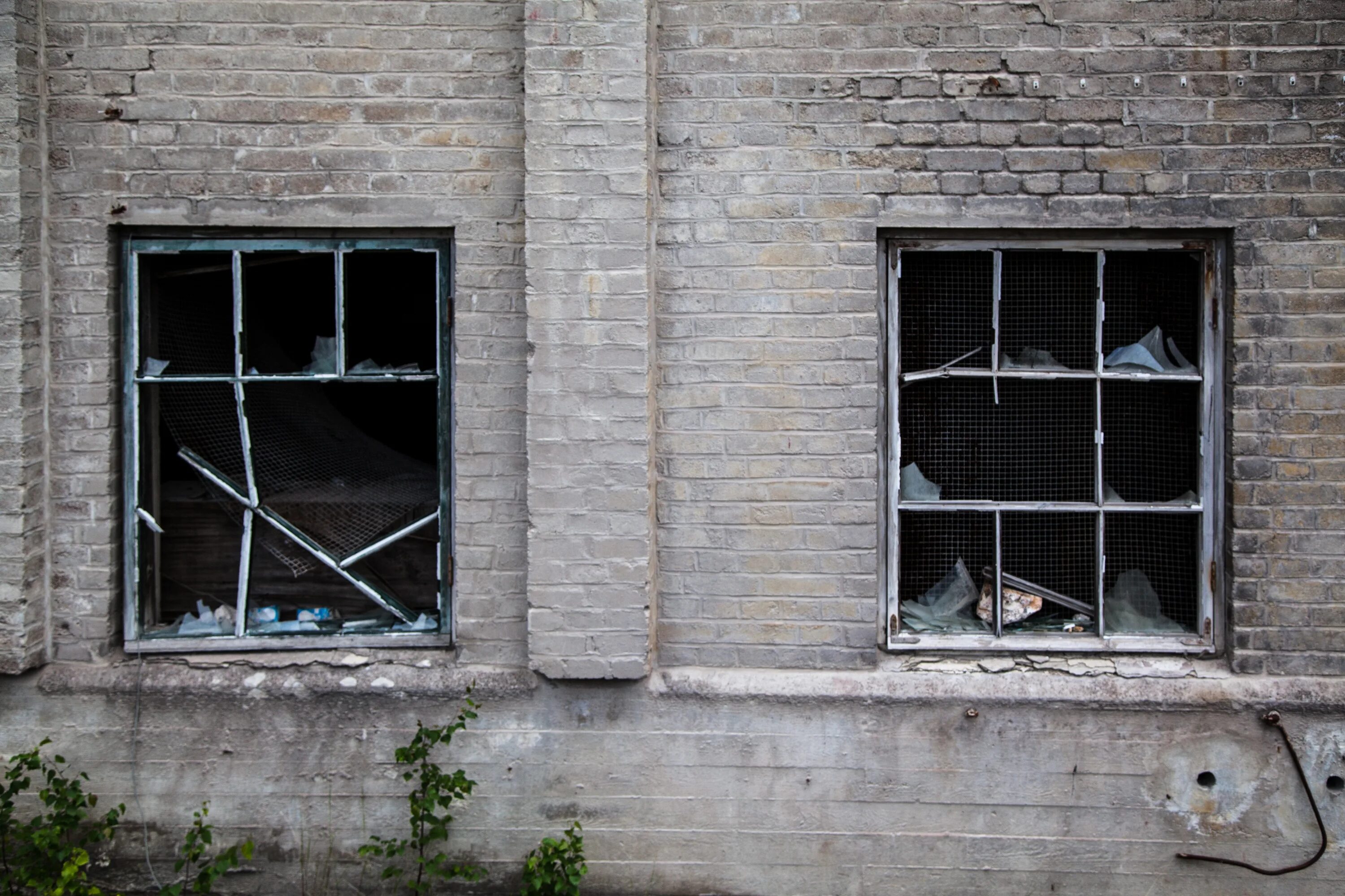 Разрушенное окно. Разбитое окно. Разбитые окна. Окно в заброшенном здании.