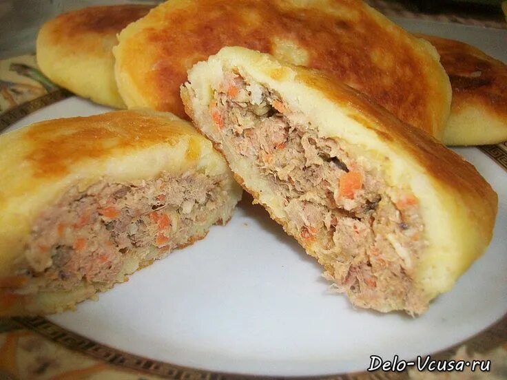 Зразы из пюре с фаршем. Картофельные зразы с мясным фаршем. картофельные пирожки с фаршем. зразы картофельные с мясом. картофельные зразы с мясным фаршем в духовке.