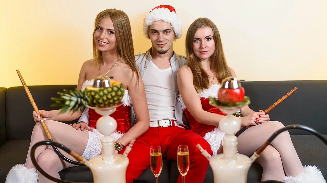 Кальян елка. Кальян новый год. кальян девушка новый год. новый год кальянная.