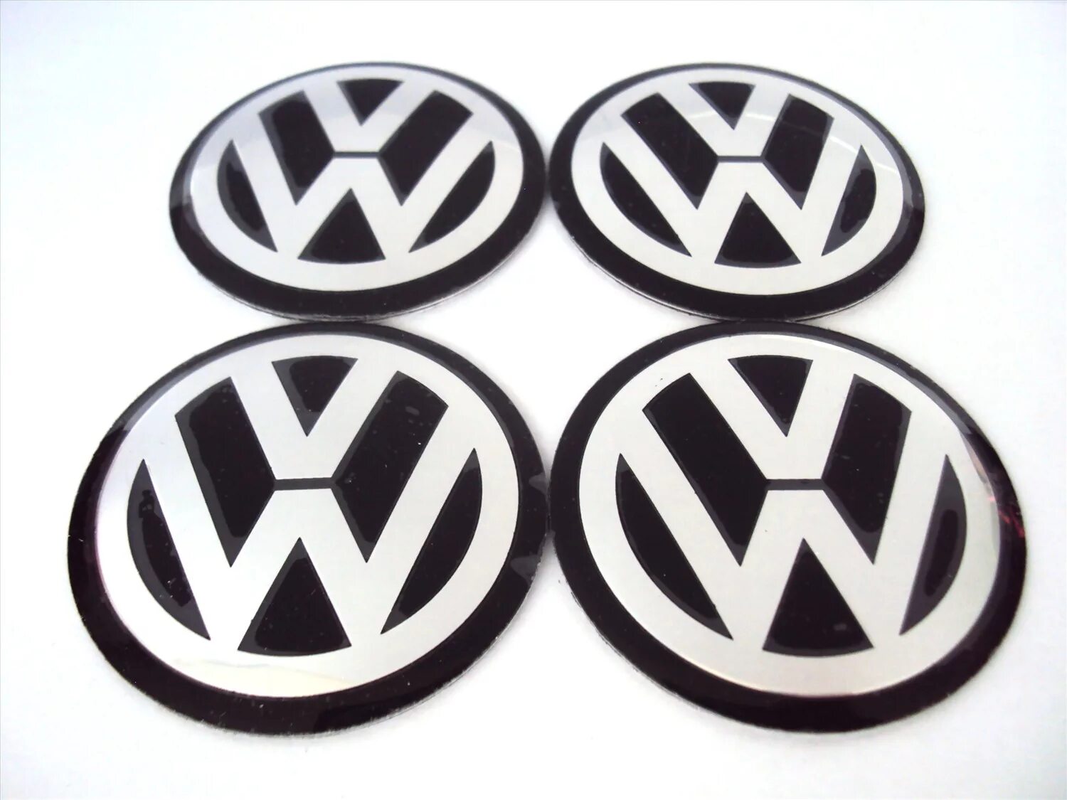 Заглушка диска колесного. Значок VW В колесо. Эмблемы на диски колес. Колпачки на литые диски Фольксваген металл. Логотип колпачка на диск