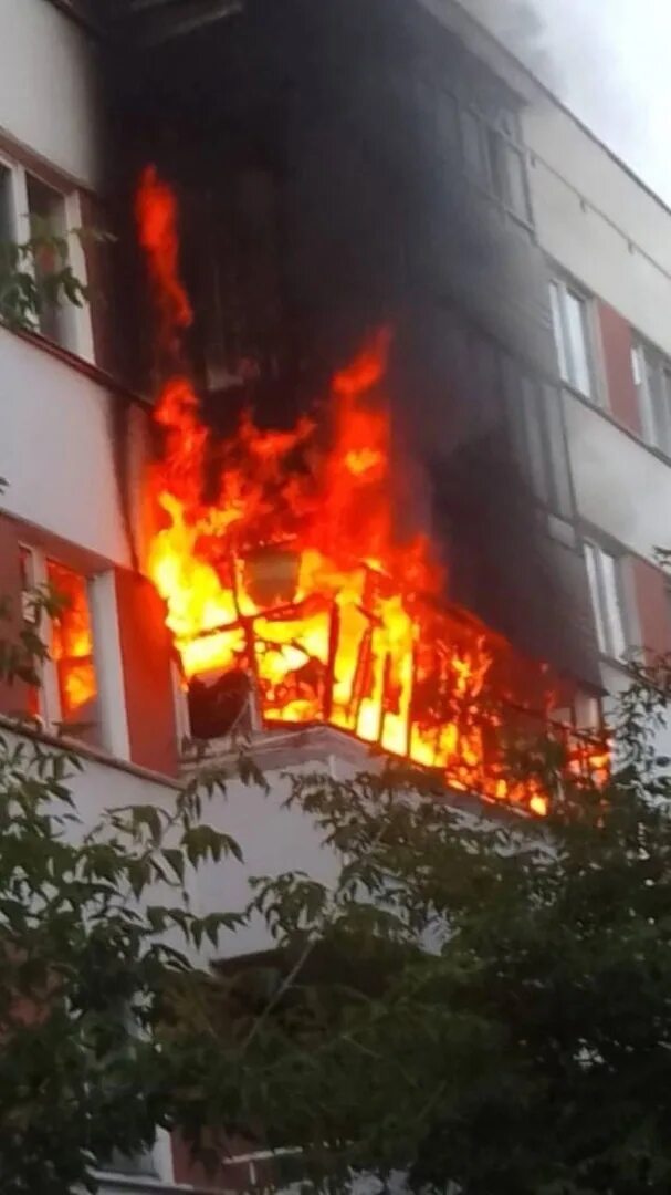 Что горит в челнах сейчас. Пожар дома. дом горит. сгоревший дом. пожар в набережных челнах вчера.