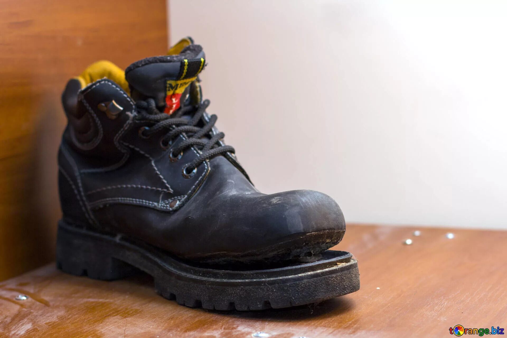 Изношенная подошва обуви. Замуж обуви для мужчин. Брак обуви. Заломы на кожаной обуви. Некачественная обувь.