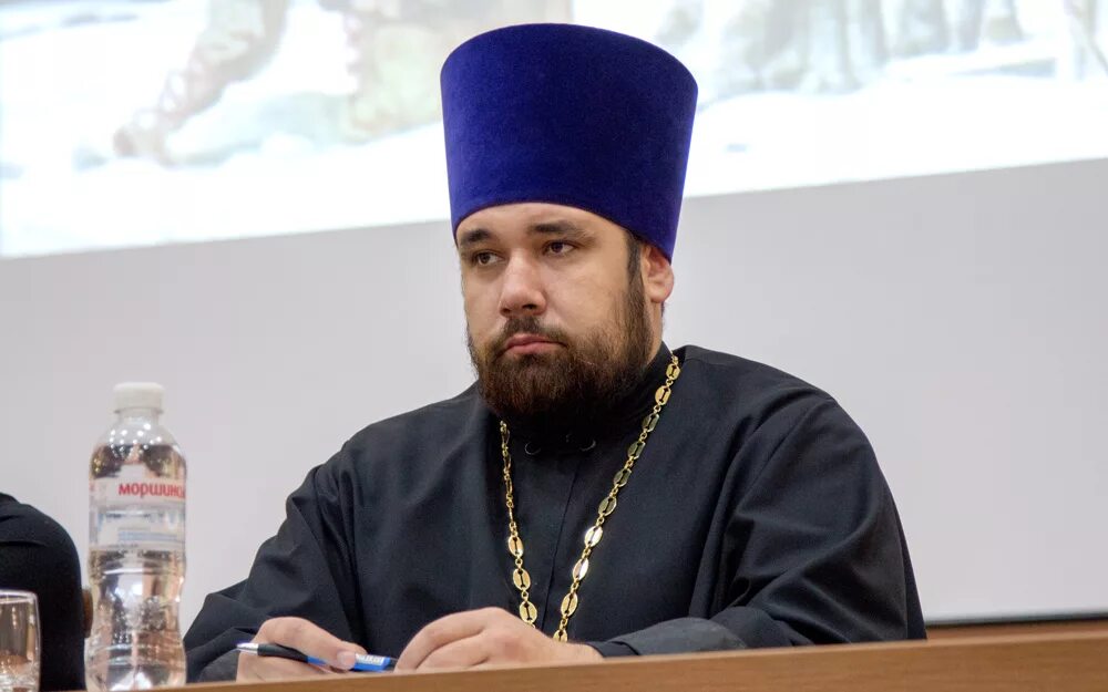 Пузатый священник. Гундяев часы отражение. Кто проповедь читать захочетлбдям. Священник смешной. Священник прикол.