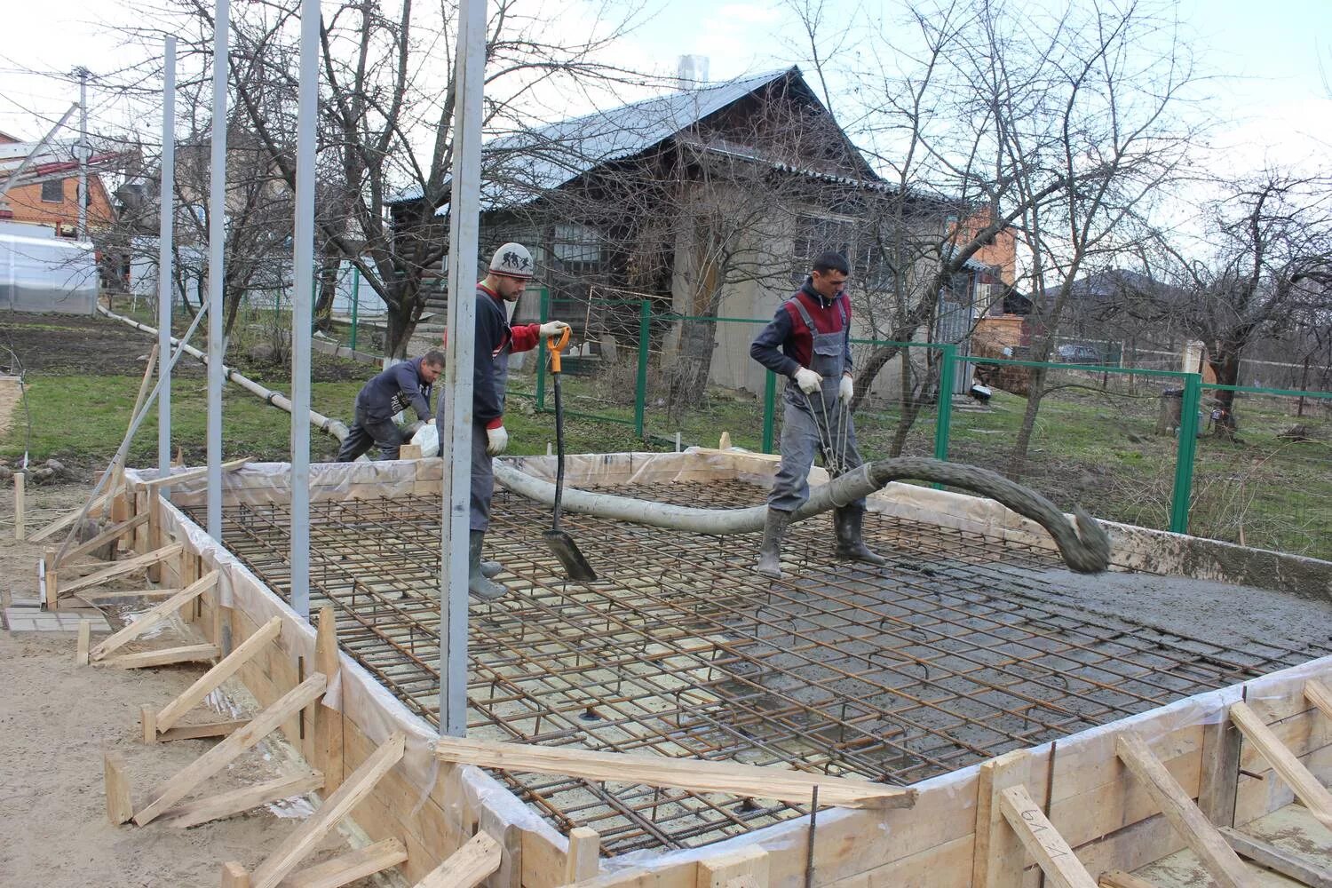 Как залить бетонную площадку. Фундамент для беседки. Площадка из бетона. Бетонная площадка на даче. Бетонирование беседки.