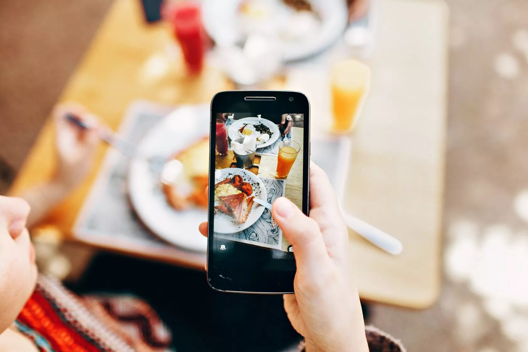 Как фоткать еду. Фотографирует на телефон. фотографирование еды. фотографирует еду. девушка фотографирует еду.