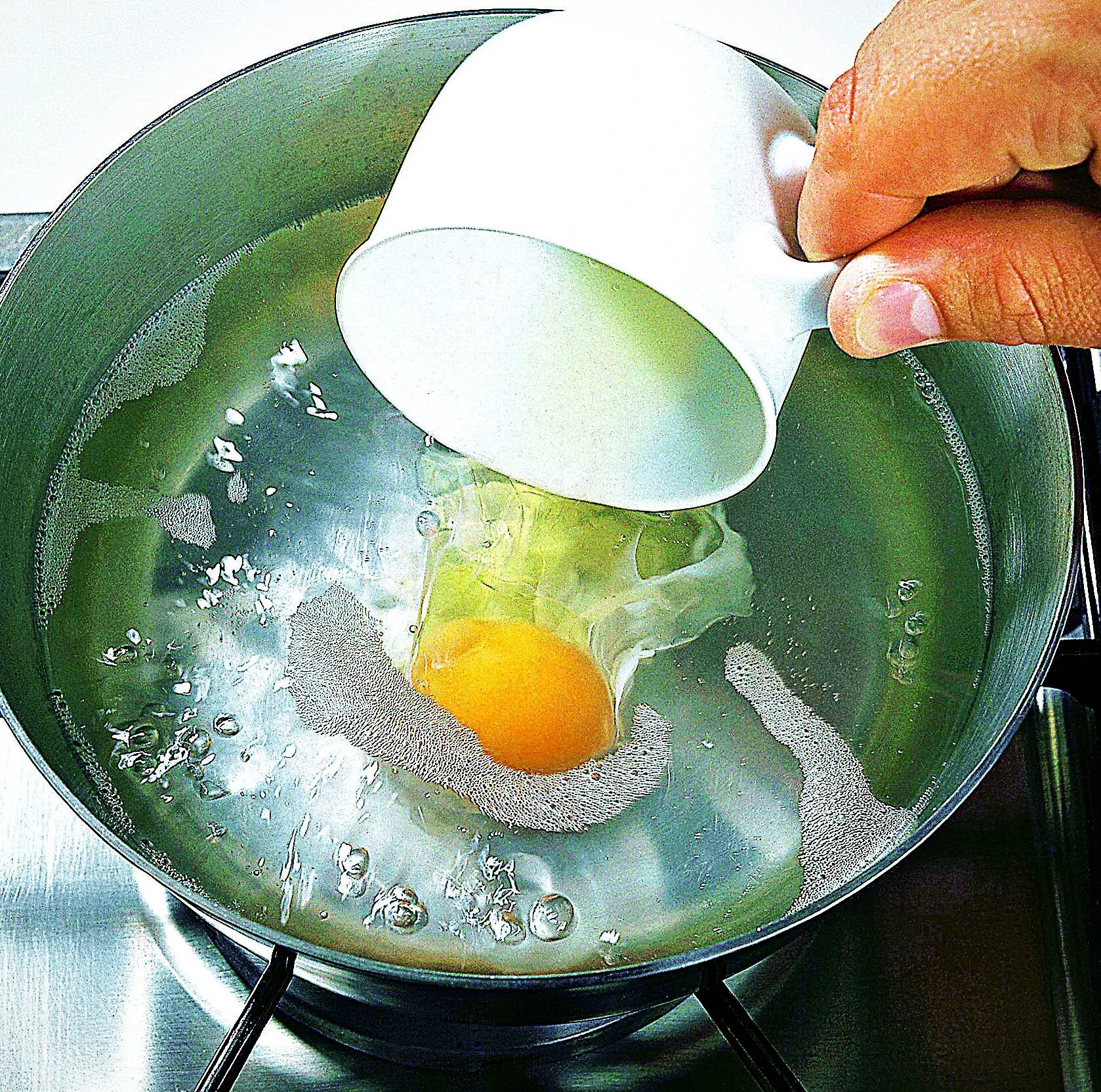Яйцо пашот в мешочке. Варка яиц пашот. Яйцо пашот в кипящую воду. Яйцо пашот в кастрюле.