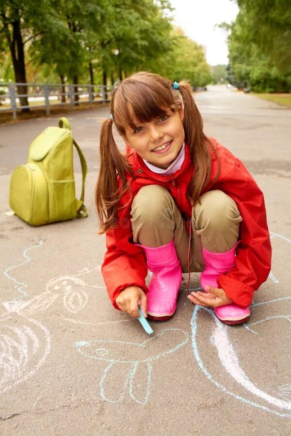 Где пописать девушкам. Девочка с мелками. Маленькие девочки на детской площадке. Девочка присела. Подростки рисуют на асфальте.