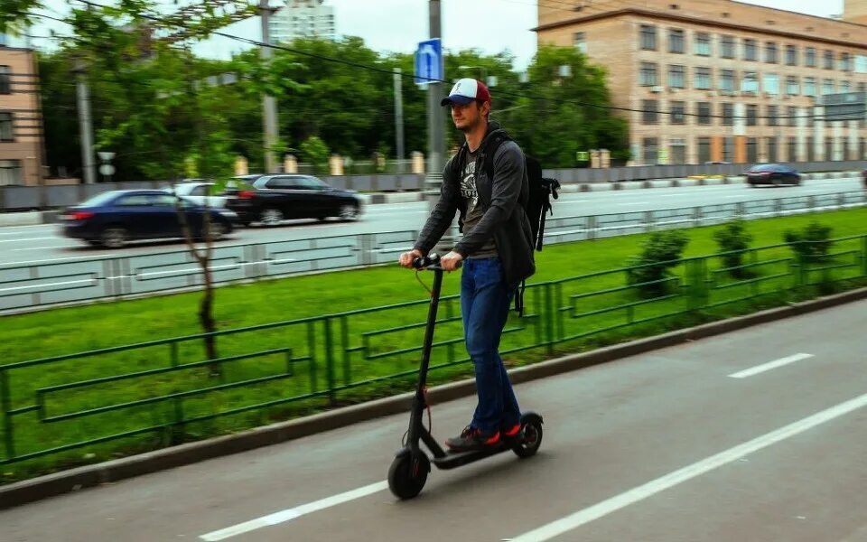 Mercedes benz s800. Человек на электросамокате. Взрослый в детской машинке. Человек завтракает. Человек быстро едущий.