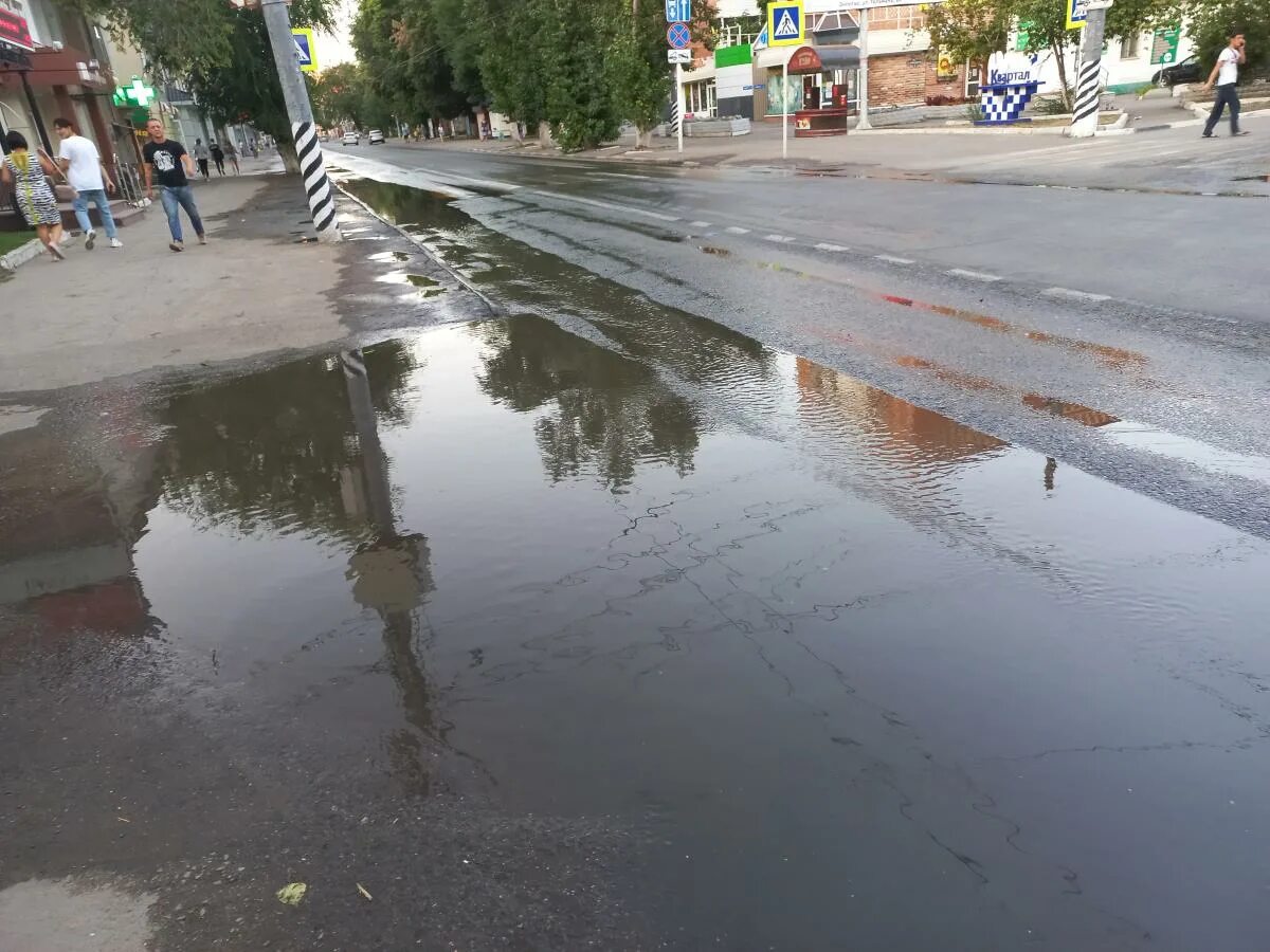 Энгельс вода. Энгельс водоканал отключение. Дали воду в энгельсе. Потоп на клязьминской\. Вода на улице.