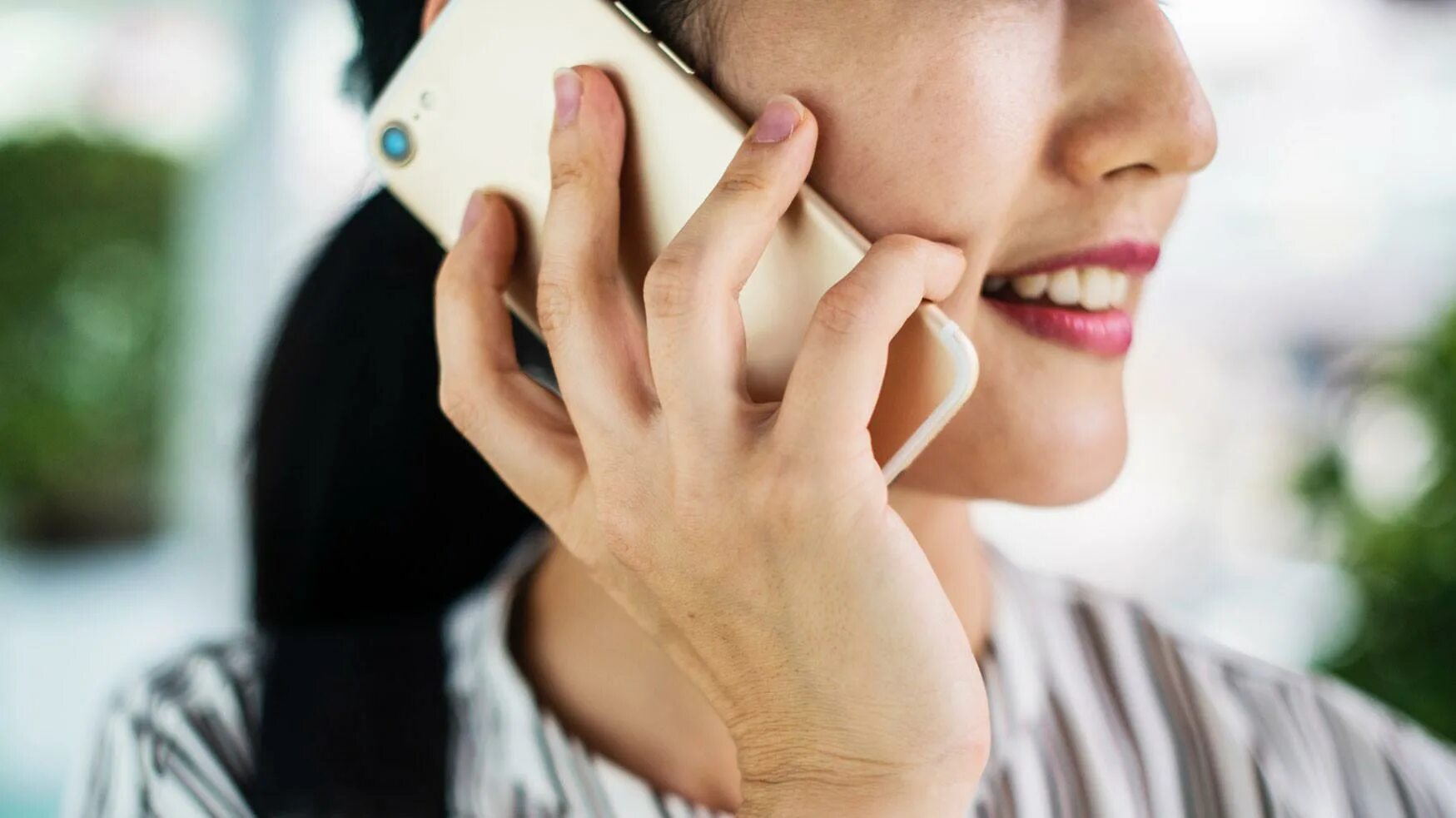 Интернет в простом мобильном телефоне. Speaking on the Phone. Woman speaking on the Phone. Esim stock photo. Llamar.