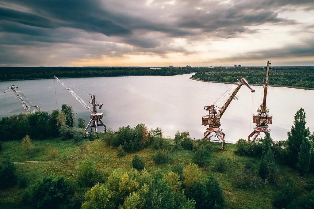 Портовые краны припять. Речной порт припять. Краны в припяти. Портовые краны припять. Припять грузовой порт.