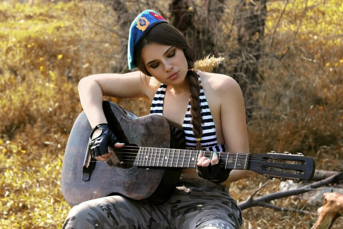 Хочу песни современные. Гитара в форме девушки. Военный с гитарой. Солдат с гитарой. Красивая девушка с гитарой.