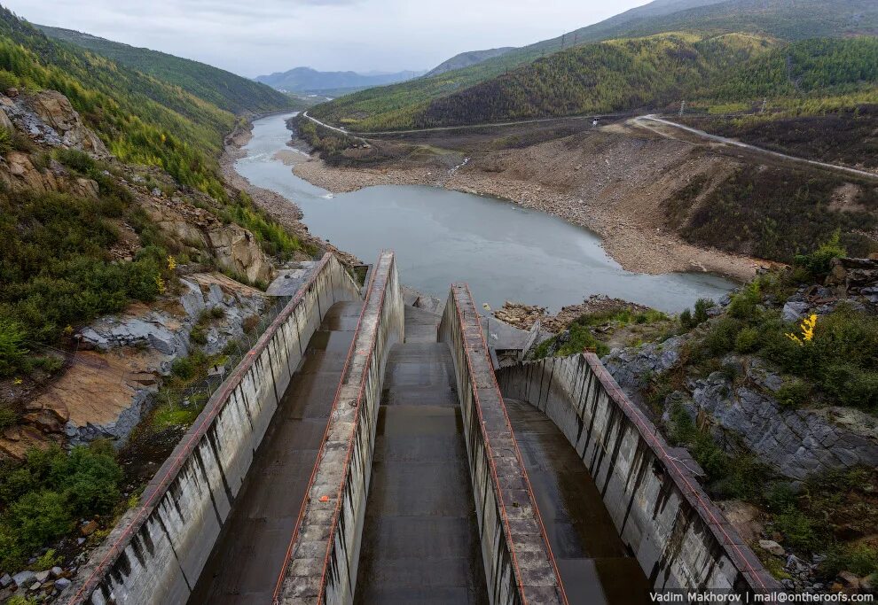 Синегорье Колымская ГЭС. Колымская ГЭС водосброс. Колымская ГЭС Магаданская область. Колымская ГЭС плотина.