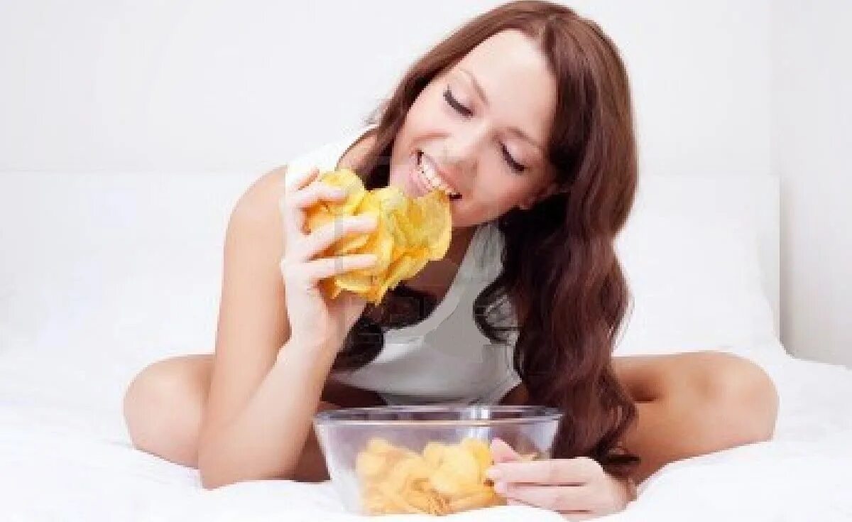 Жрать чипсы. Ест чипсы. Девушка с чипсами. Заедать стресс едой. Девушка ест чипсы.