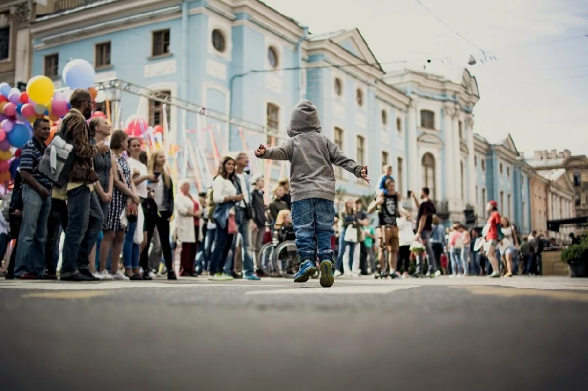 Просто я живу на улице. 2017 Фестиваль «живые улицы». Живая улица. Серебряные люди на улицах живые. Живые улицы Екатеринбург.