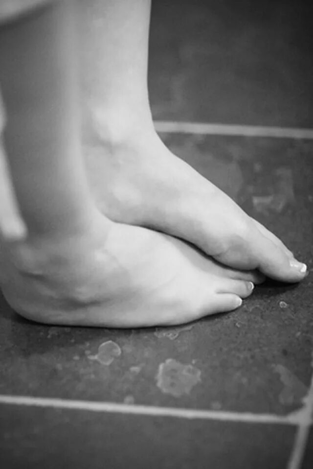 Ноги холодные сильные. Пальцы ног девушек. Ступни белые и холодные ноги. Плохое кровообращение в ногах ноги холодные фото. Smelly natural feet.