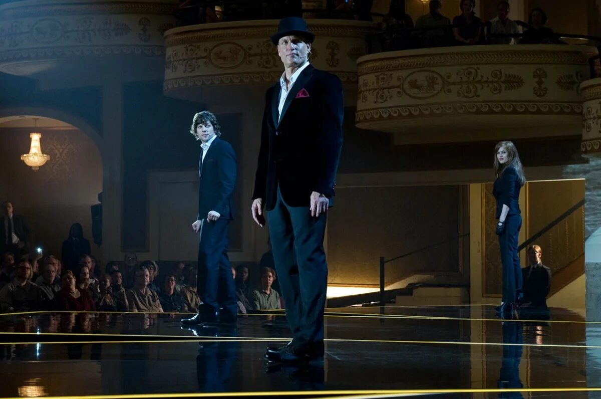 фокусник волшебник. джес эйзернберг иллюзия обмана. фокусник иллюзионист. четыре всадника иллюзия обмана. фокусник маг.