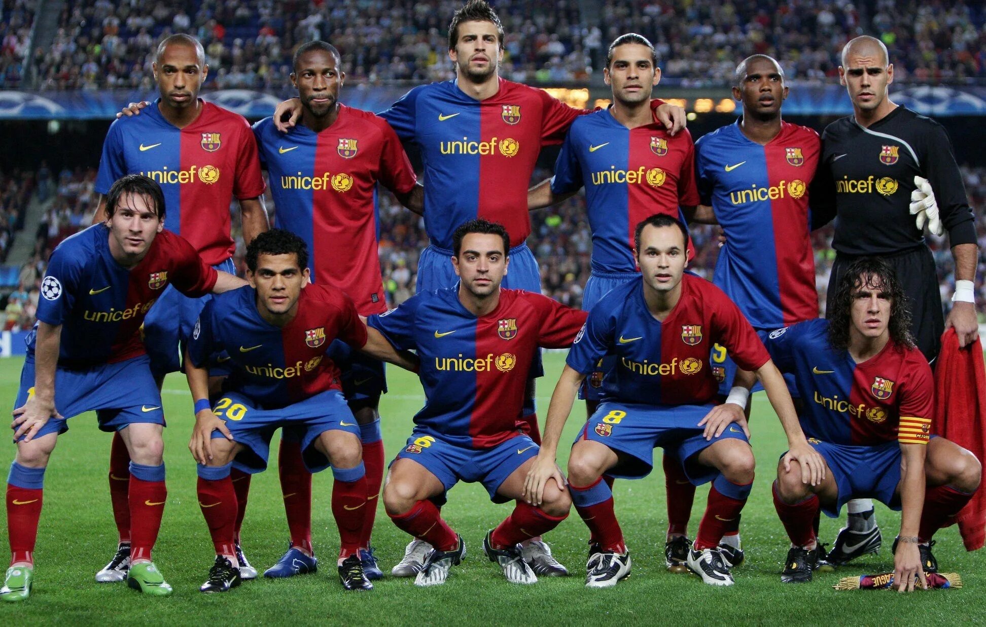 Какой барселона по футболу. Барселона команда. Барселона 2008-2009. Команда Барселона 2000. Барселона команда 2018.