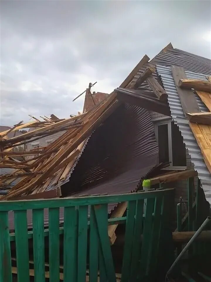 Сломал на крыше замок. Сломанная крыша. РТ Кукморский район ураган. Бранхауз сломанной крышей. Сломанная крыша на 1 сторону.