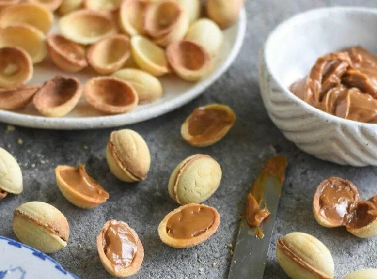 Кукусики орешки со сгущенкой. Пирожное орешек со сгущенкой. Орешки с кремом. Печенье с орехами. Орешки со сгущенкой.