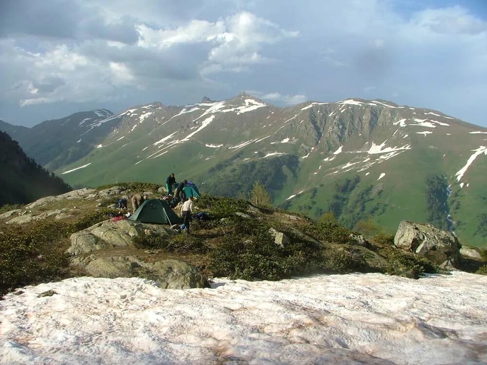 архыз домбай эльбрус. снежный барс приэльбрусье горнолыжный. всесезонный горнолыжный курорт «архыз». кавказ архыз горнолыжный курорт. подножье горы чегет.