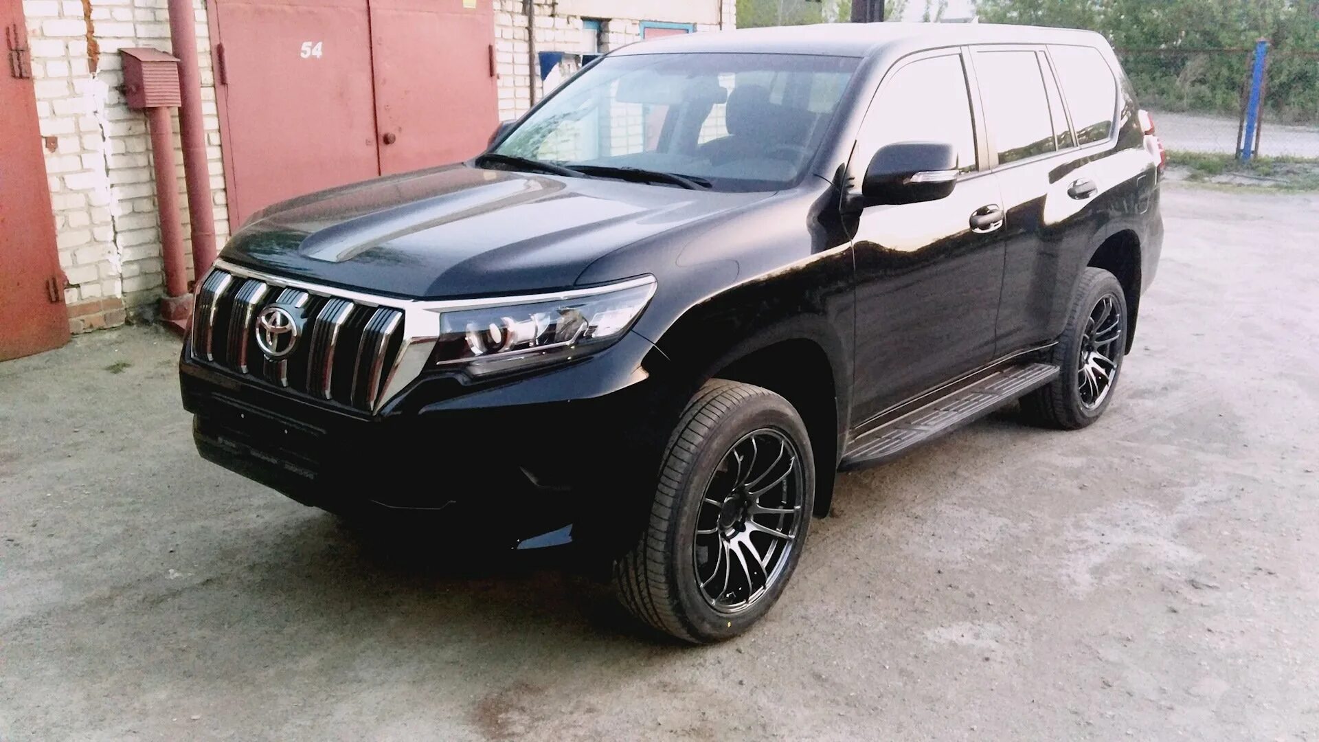 Резина прадо 150 купить. Toyota Prado 150 r20. Диски на Toyota Prado 150 r20. Toyota Land Cruiser Prado 20 колеса. Toyota Land Cruiser Prado r20.