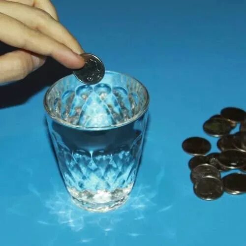 Кинь стакан. Эксперимент с монетой и водой. Монеты в стакане. Монета в стакане с водой. Опыт со стаканом и монетами.
