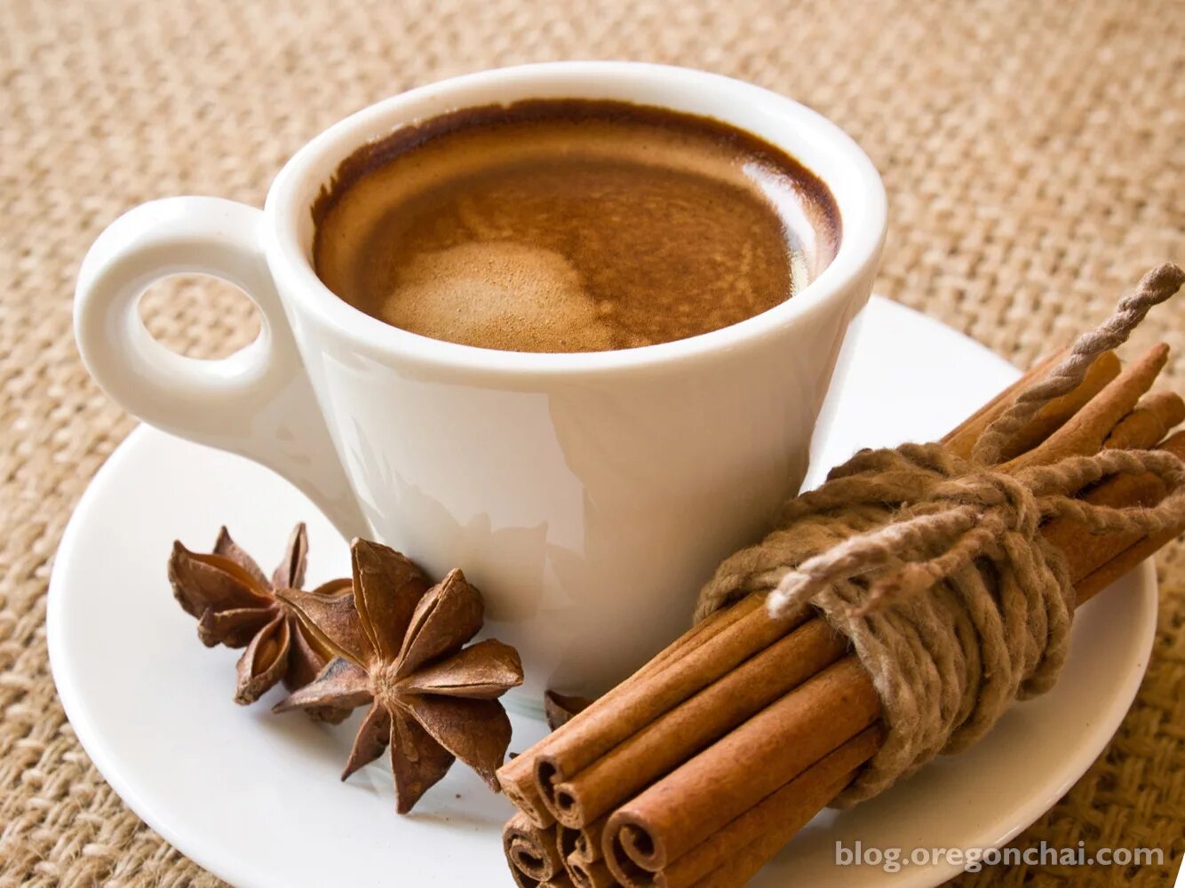 Масала чай латте. Какао горячий шоколад латте. Кофе с корицей. Кофе и ваниль. Сколько корицы в кофе