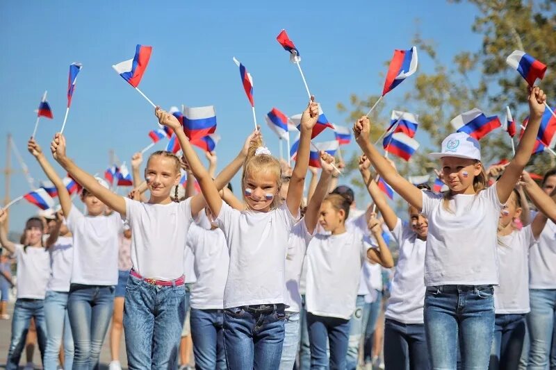 Флаг России для детей. Счастливые дети флаг России. Дети с флажками России. Молодежь с российским флагом. Мы флажками машем и поем
