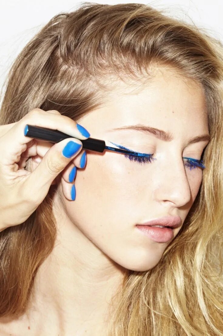 Color eyeliner. Тейлор Свифт брови. Цветная подводка для глаз макияж. Синяя подводка для глаз. Цветные стрелки.