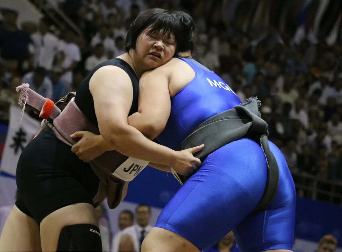Борец сумо женщина. Женщины сумоистки в Японии. Женское сумо в Японии. Суммо