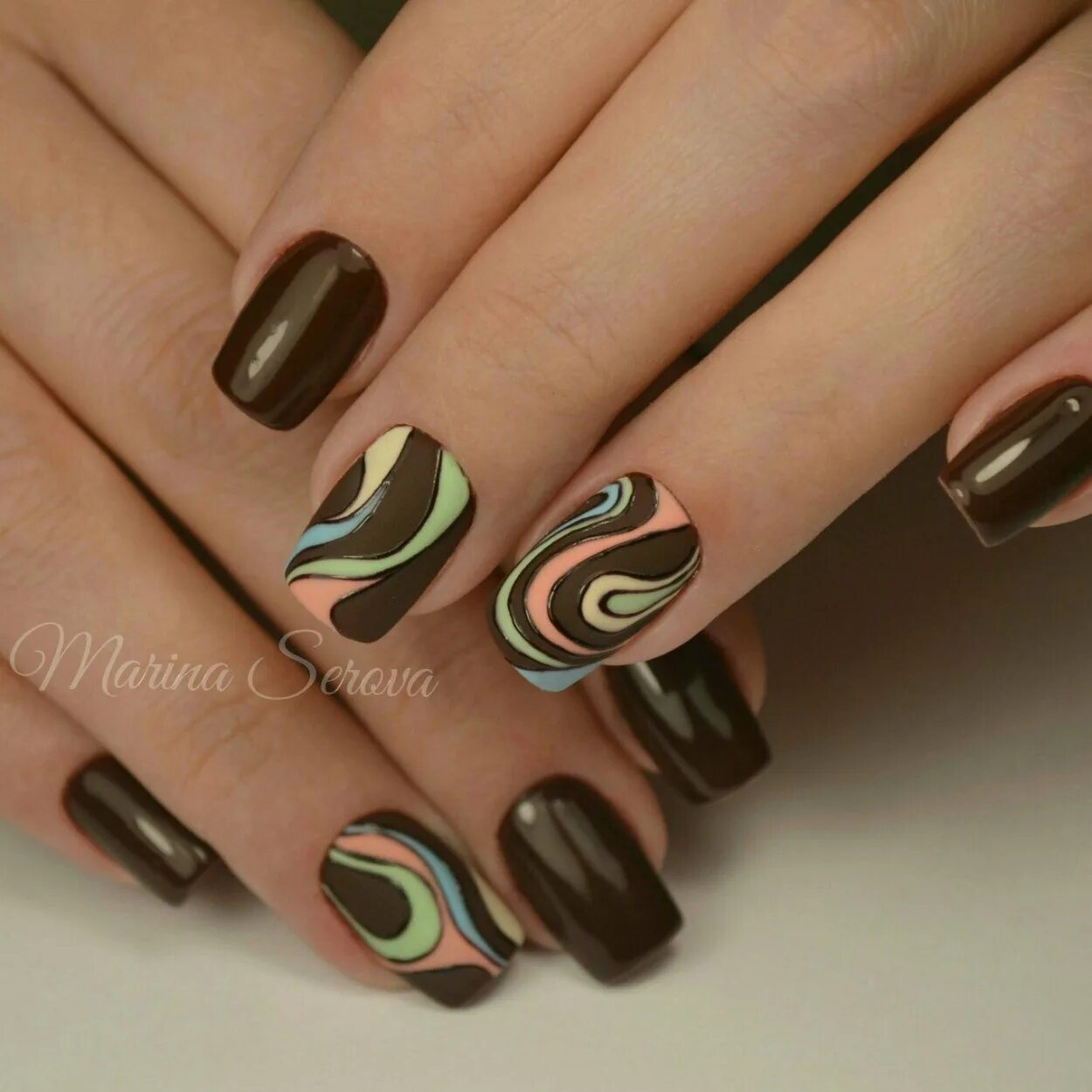 Маникюр коричневый с зеленым. Маникюр болотного цвета. Маникюр 2021 матовые коричневые с втиркой. Маникюр в коричнево зеленых тонах. Маникюр болотного цвета с серебром.