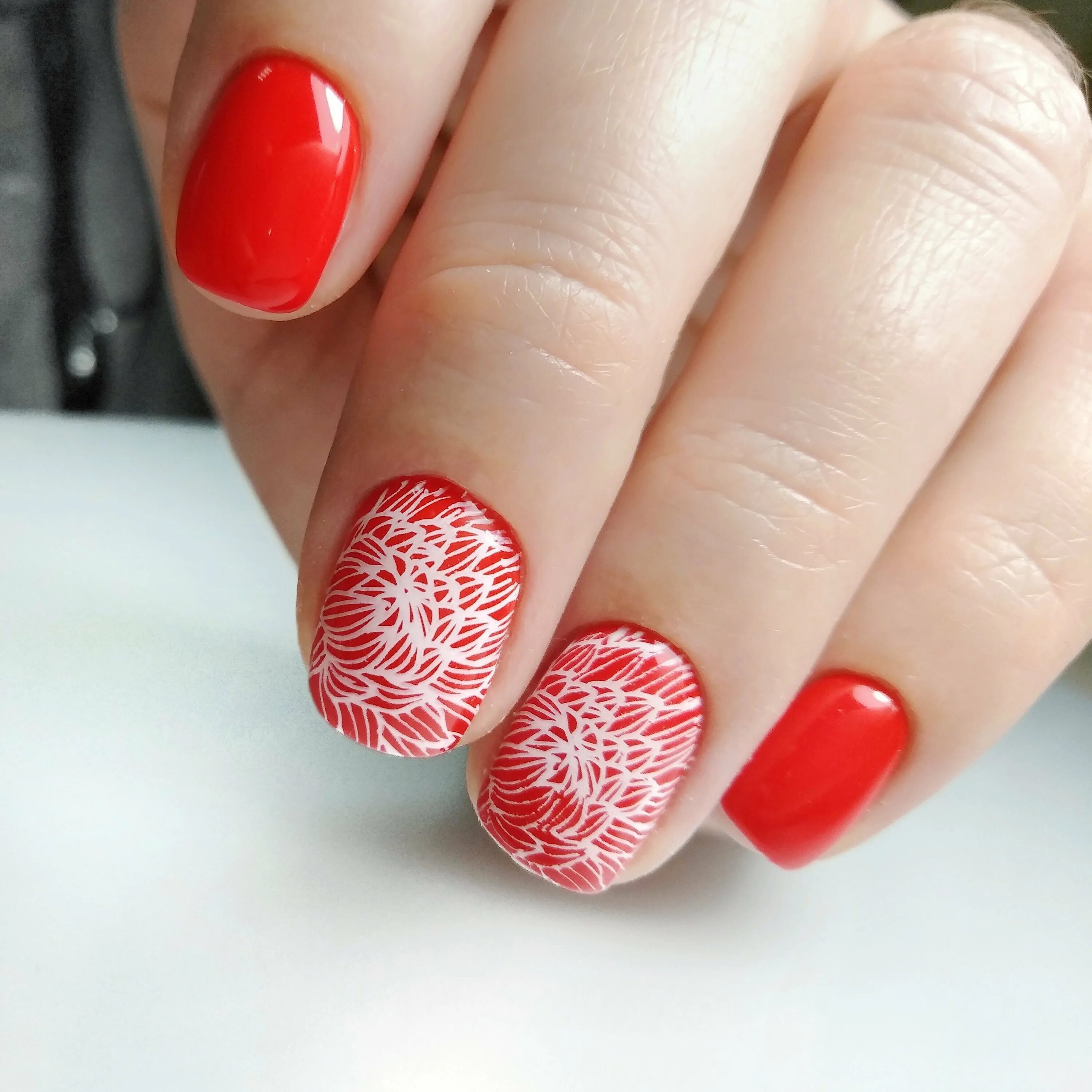 маникюр стемпинг. стемпинг с красным лаком. красный маникюр стемпинг. красные ногти с белым стемпингом. стемпинг на красных ногтях.