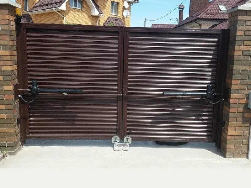 Ворота с жалюзи твинго. Распашные ворота жалюзи. Ворота жалюзийные распашные. Распашные ворота еврожалюзи. Ворота жалюзи для забора.