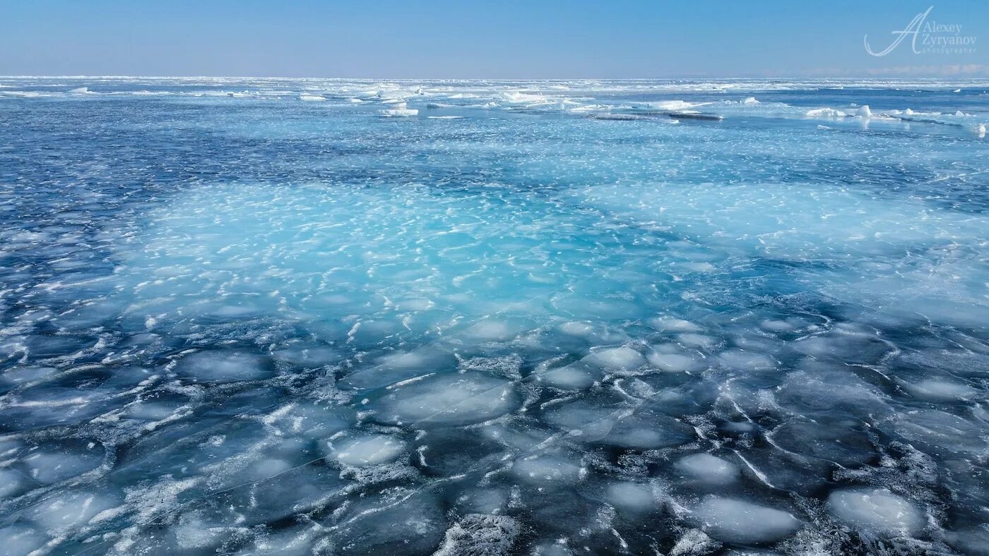 Вода покрыта льдом. Лед Байкала. Синий лед Байкала. Голубой лед. Лед на море.