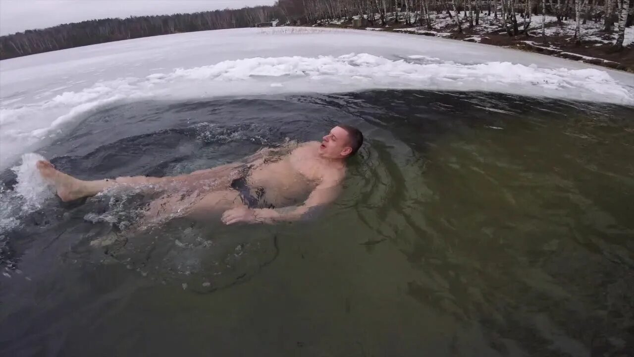 Январь купаться. Морж в проруби. Купание в холодной воде. Люди зима прорубь моржи. Люди купаются в море зимой.