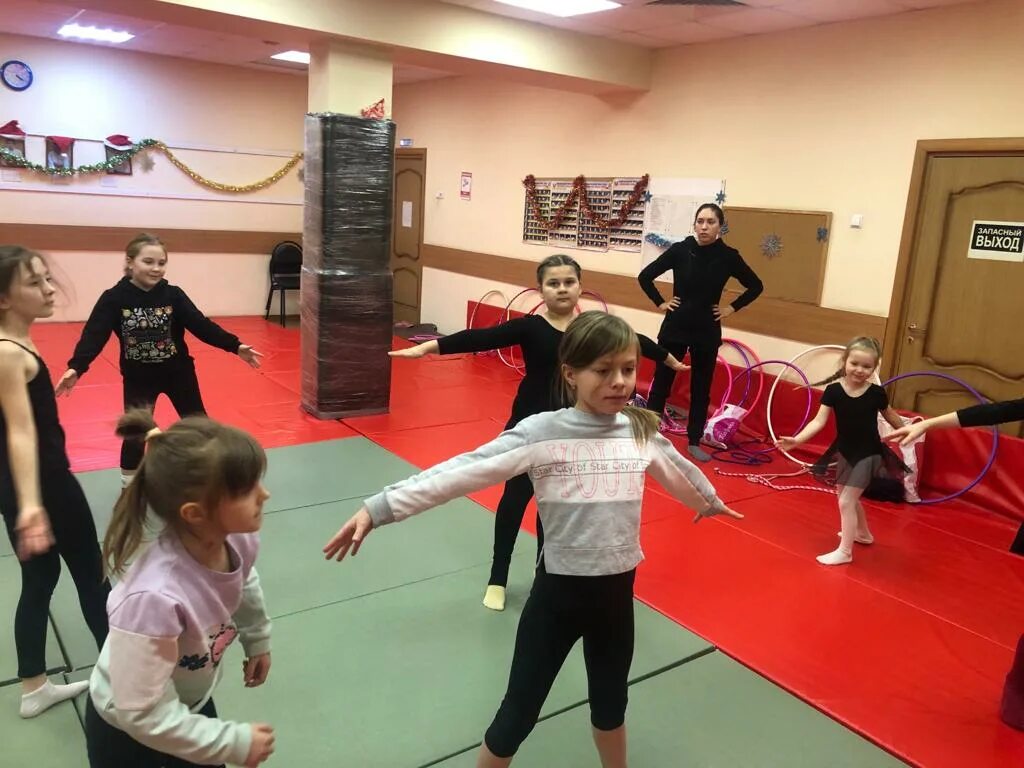 Занятия по гимнастике для детей. Художественные секции. Секция художественной гимнастики детская. Школа спортивной гимнастики видное. Цхг пируэт.