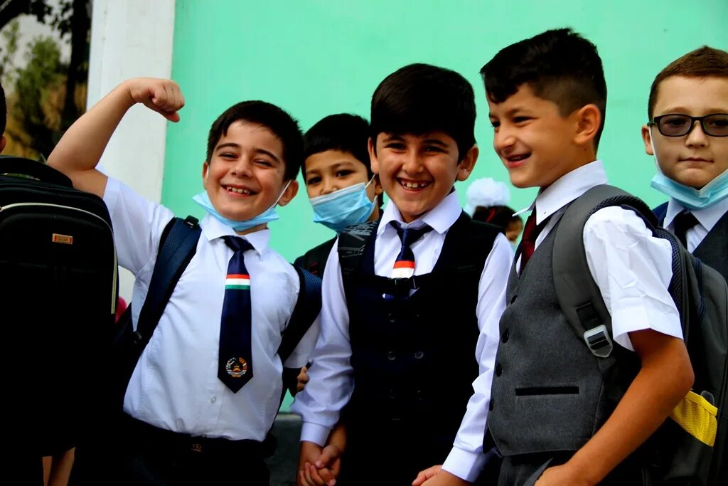 Таджикская Школьная форма. Школни форма в Таджикистане. Школьная форма мальчиков в Таджикистане. 1 Сентября Таджикистан.