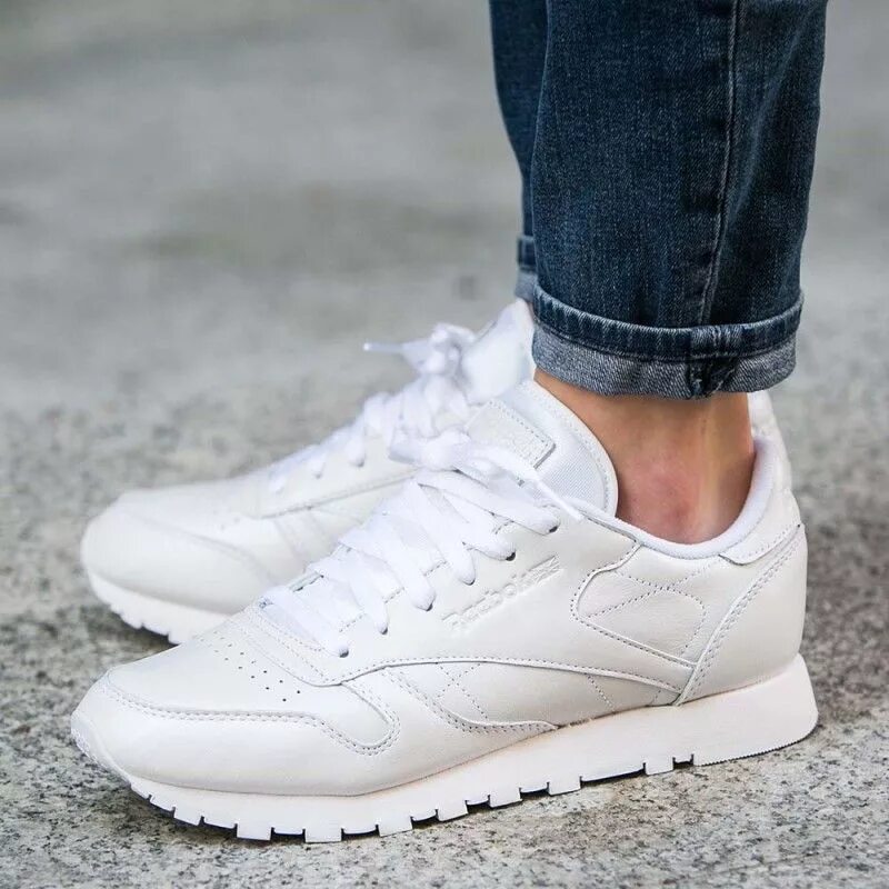 Reebok leatherбедые Classic. Reebok Classic Leather White. Reebok Classic Leather Legacy White. Reebok Classic Leather White мужские. Кроссовки женские кожаные купить оригинал