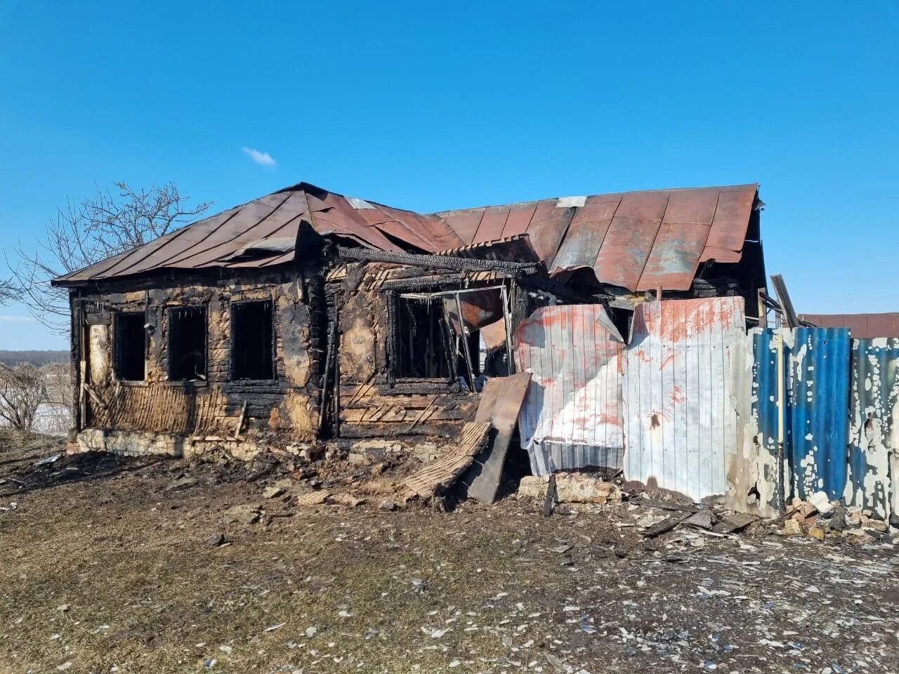 Рыльск курская область новости сегодня. Село Октябрьское Рыльского района Курской области. Обстрел села Поповка Курская область Рыльский район. Село Студенок Рыльский район. Разрушенный дом.