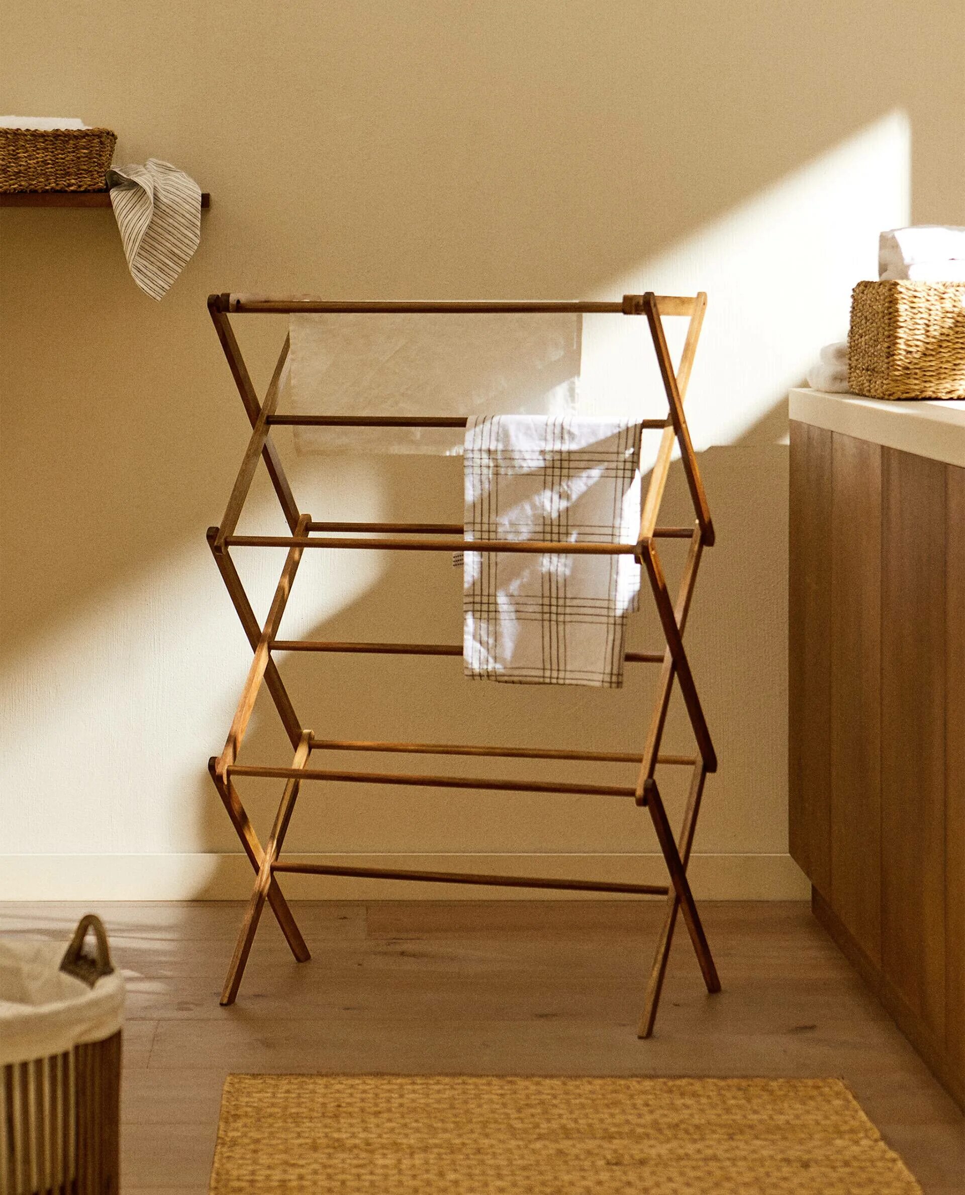 Сушилка для матрасов уличная. Сушилка для белья zara home. Борстад икеа сушилка. Электрическая напольная сушилка для белья joy home аляска 10668. Zara home вешалка.