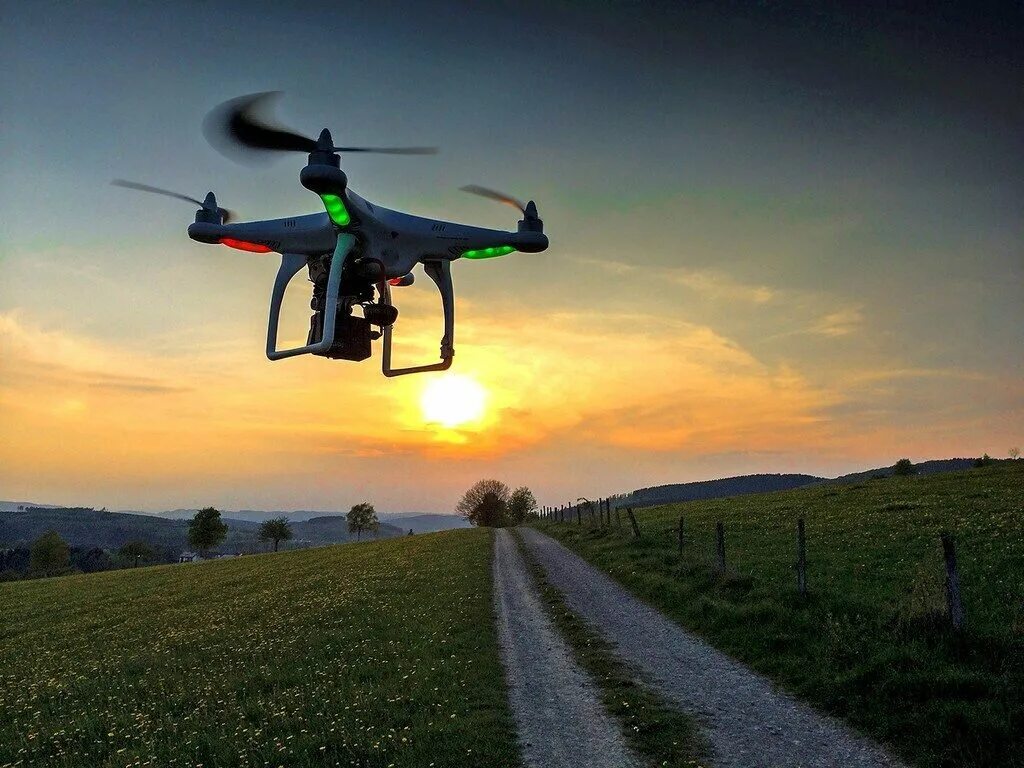 Квадрокоптер снимки. Квадрокоптер в небе. Современные дроны. Квадрокоптер в полете. Бпла фантом.